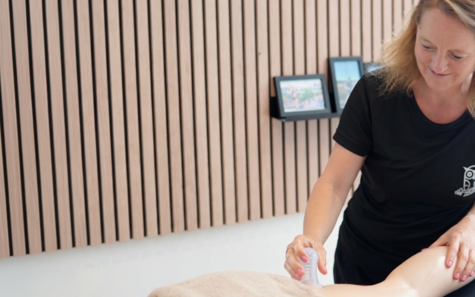 Sportmasseur aan het werk na opleiding sportmassage Sportmasseur aan het werk na opleiding sportmassage